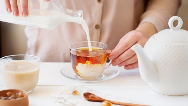 АиФ: диетолог-нутрициолог Ирина Мансурова рассказала, вредно ли пить чай с молоком