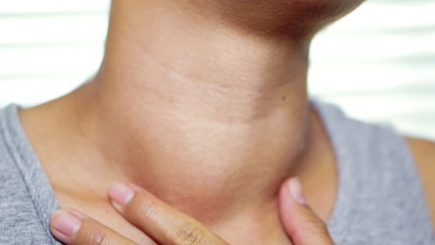 "РИАН": Онкологи назвали два неочевидных симптома, сигнализирующих о раке щитовидной железы