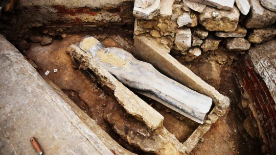 В Японии археологи намереваются вскрыть таинственный гигантский гроб