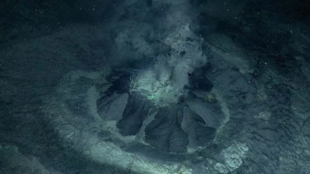 В Арктике на дне Баренцева моря обнаружен крупный вулкан Borealis, извергающий грязь и метан