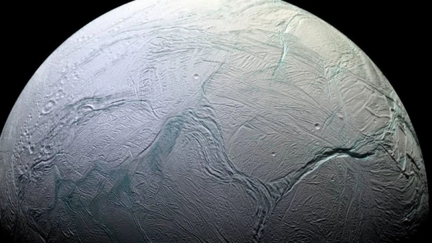 На спутнике Сатурна обнаружены сугробы глубиной до 250-700 метров