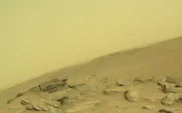 На свежем фото с Марса рассмотрели НЛО, которое оказалось соринкой на камере марсохода
