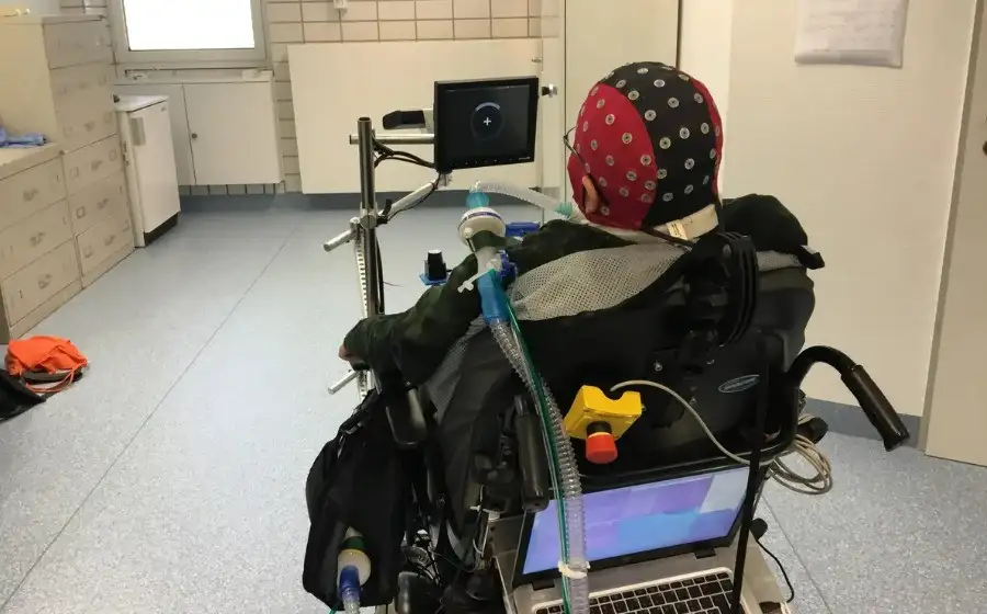 Пациенты с тетраплегией получили возможность управлять инвалидным креслом силой мысли