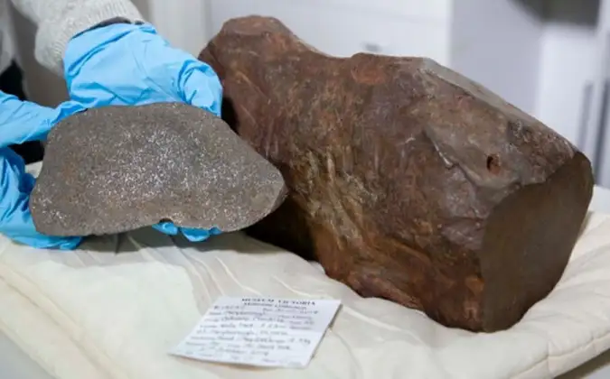 Австралиец 7 лет хранил найденный "слиток золота", который оказался метеоритом