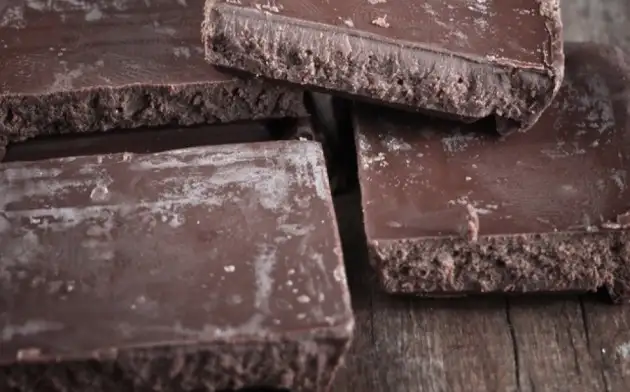 Химик объяснил, откуда появляется белый налет на шоколаде и безопасно ли его есть