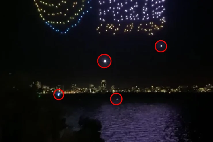 В Австралии на световом шоу дроны вышли из строя и упали в реку