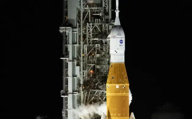 Лунная ракета NASA без укрытия пережила ураган "Николь" на площадке космодрома Кеннеди