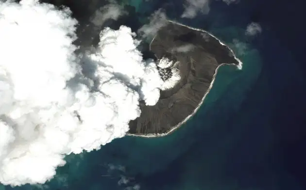 Невиданный "прорыв": столб пыли от извержения вулкана близ Тонго достиг мезосферы