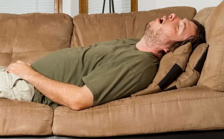 Медики сообщают, что сон на спине во время простуды способствует усугублению симптомов