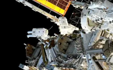 Астронавты NASA впервые с марта вышли в открытый космос