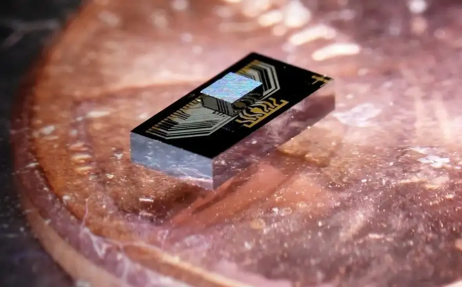 "Сэндвич" из электронных и фотонных чипов расширяет границы эффективности передачи данных