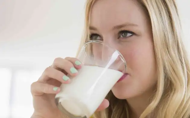 Ученые сообщили, что молоко полезно для профилактики катаракты и высокого давления