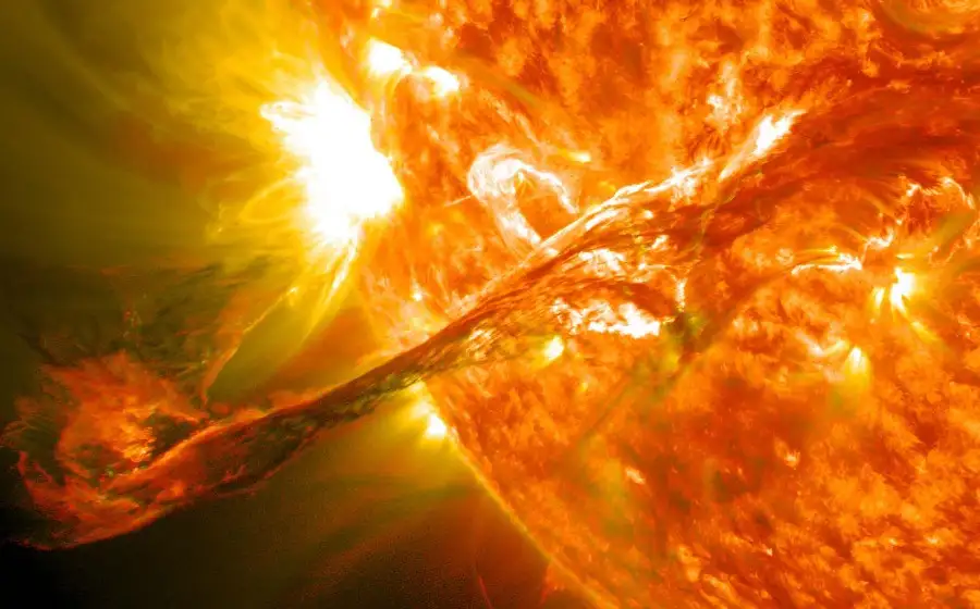 Европейское космическое агентство показало видео солнечного протуберанца
