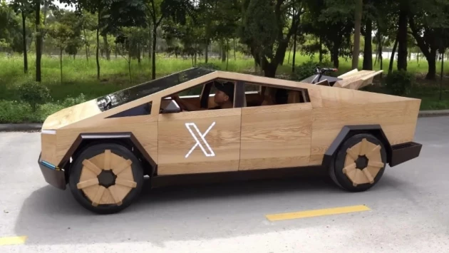 Отец и сын построили полностью функциональный деревянный Tesla Cybertruck за 100 дней