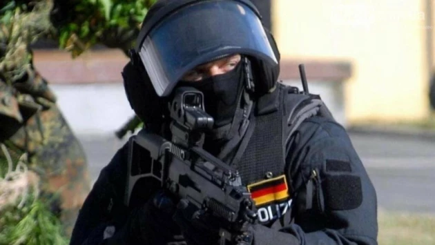 В ФРГ бойцы спецназа Германии 34 часа брали штурмом дом выходца из РФ Евгения