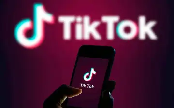 Пользователи TikTok опасаются: новая функция трансляций 18+ превратит платформу в OnlyFans