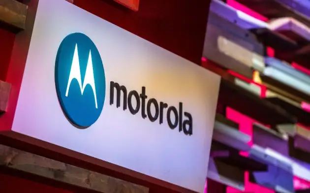 Motorola показала смартфон с расширяющимся экраном при просмотре видео