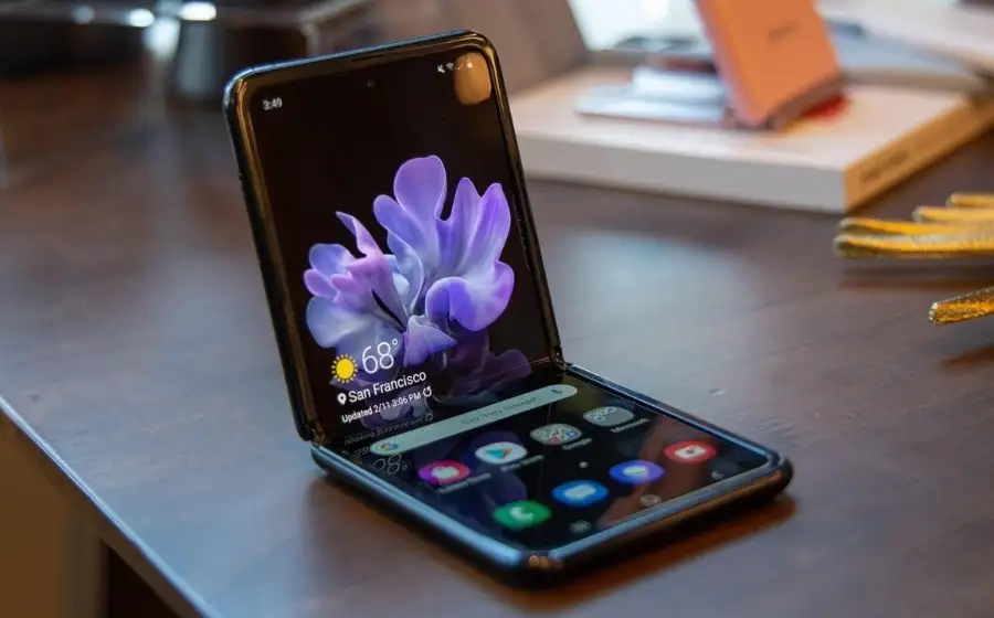 Samsung представил новый водонепроницаемый флагманский смартфон с двумя экранами