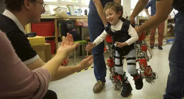 Ученые создали экзоскелет, который дает возможность детям с церебральным параличом ходить