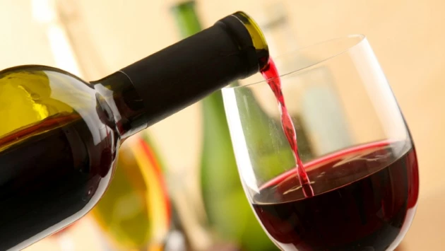 Ученые объяснили, почему бокал вина способен снизить риски инфаркта и онкологии