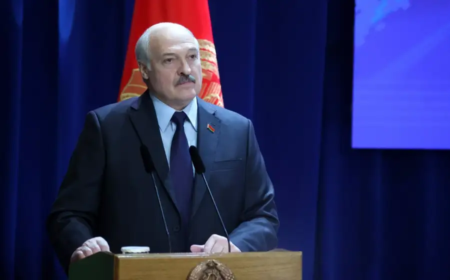 Лукашенко в рамках Дня знаний похвастался первым белорусским ноутбуком