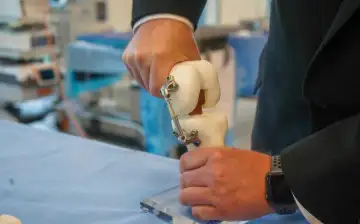 Имплантат-амортизатор для колена снижает боль у 90% пациентов