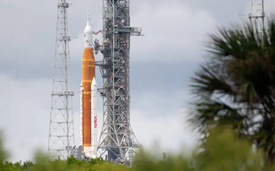 NASA в третий раз перенесло старт миссии к Луне и готовится снимать ракету со старта