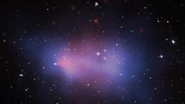 "Толстяк" в два квадриллиона масс Солнца подверг сомнению теорию темной материи