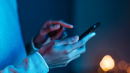 Синий свет от экрана смартфона может ускорить половое созревание
