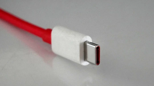В магазинах Apple советуют не заряжать iPhone 15 кабелем USB-C от Android